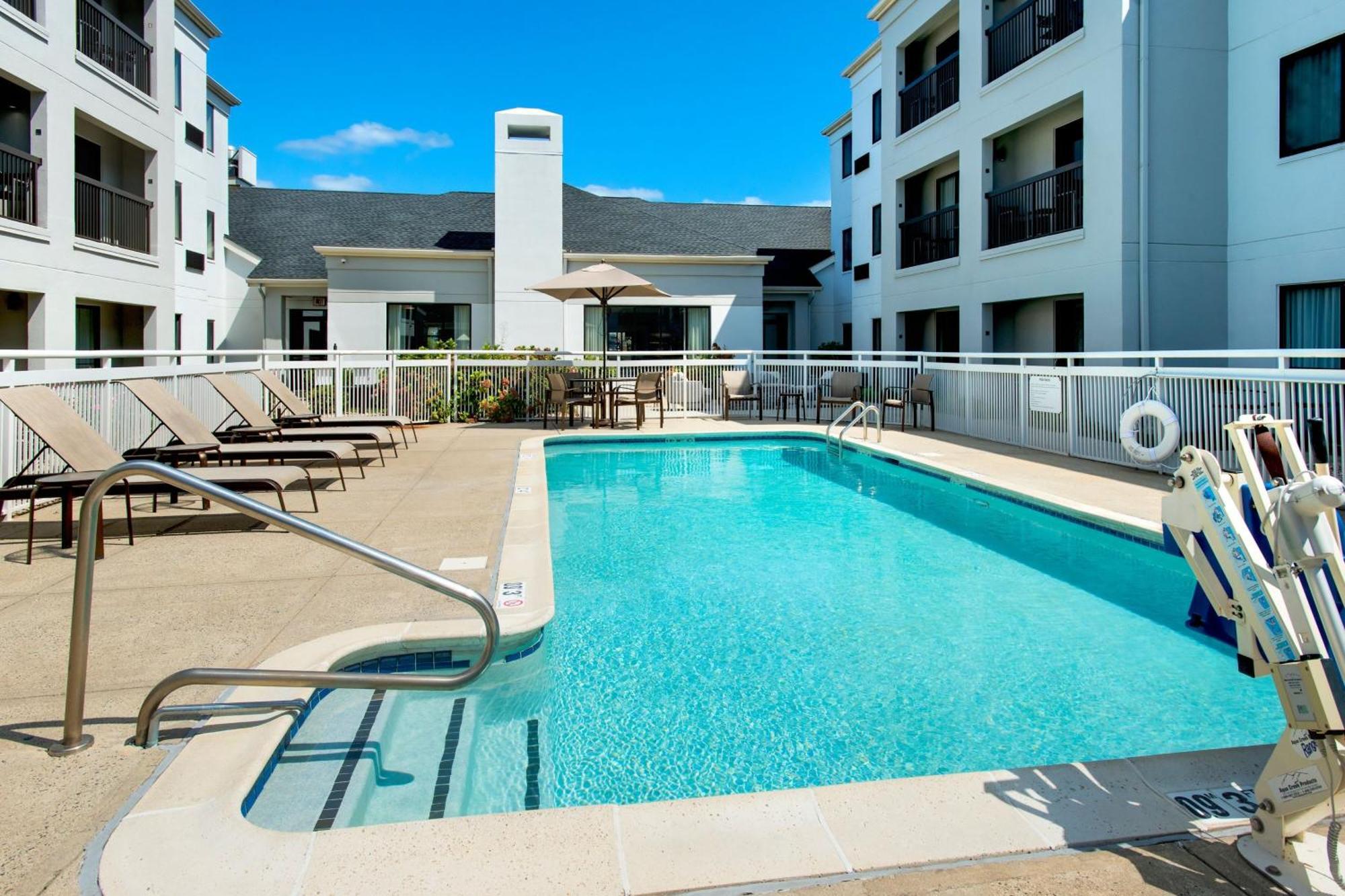 Courtyard By Marriott New Haven Orange Hotel Exterior foto